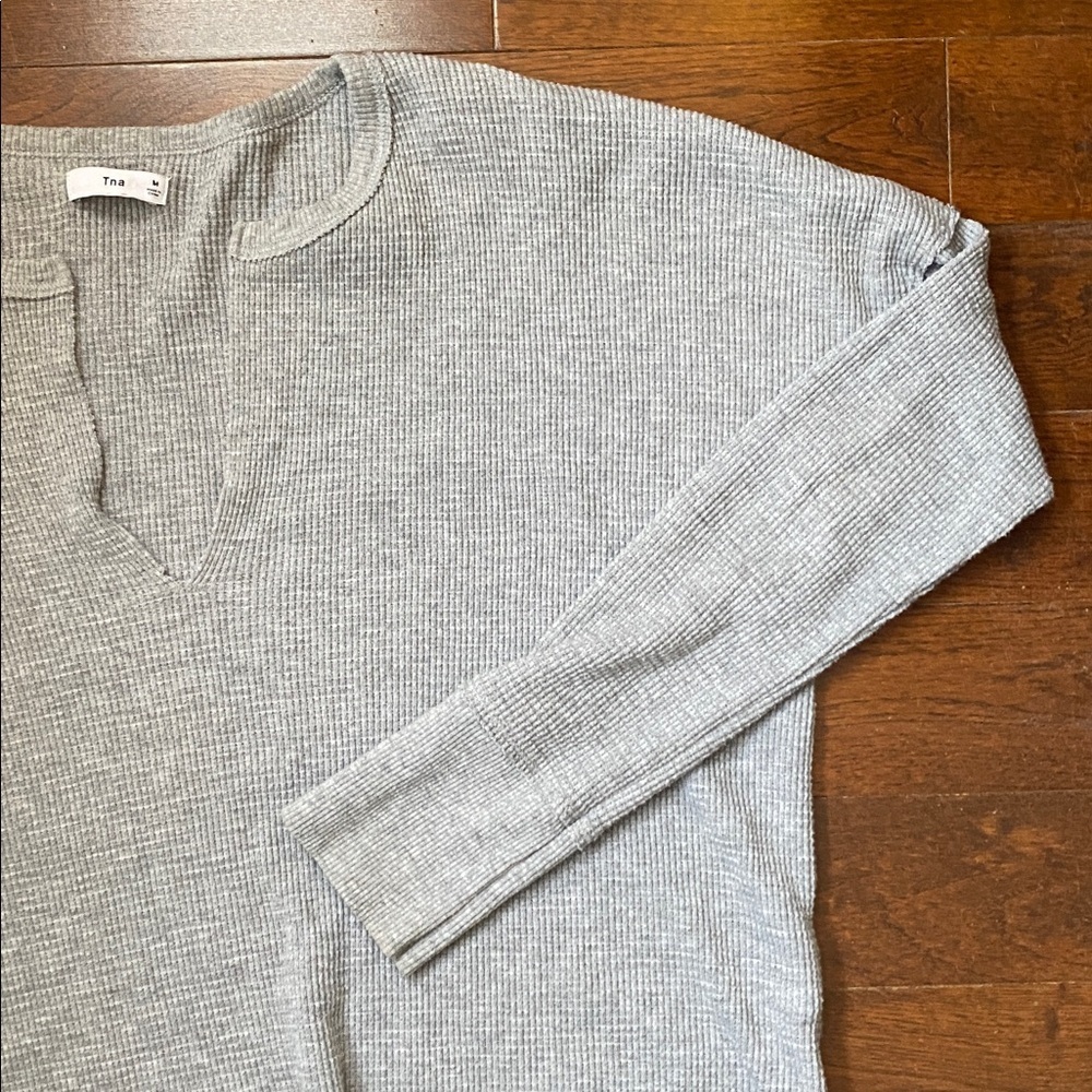 TNA Long Sleeve Waffle Knit Top Size Small Grey V-Neck Oversized Fit - Picture 3 of 11